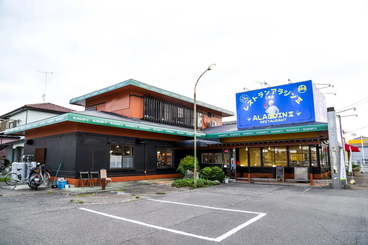 駐車場から見た店舗外観